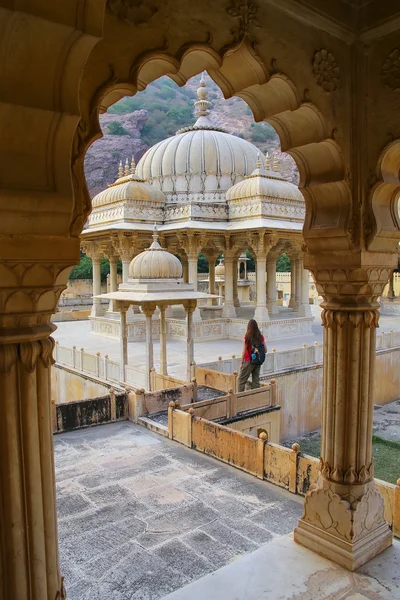 Vue encadrée des cénotaphes royaux à Jaipur, Rajasthan, Inde — Photo