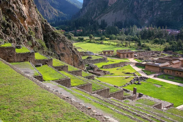 Teraszok és Pumatallis, az inka erőd Ollantaytambo, Pe-ben — Stock Fotó