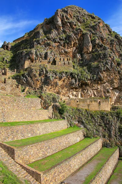 Тераси Pumatallis в Ollantaytambo, Pe, фортеці інкських — стокове фото