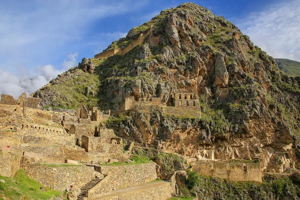 Inca erőd terasszal és a templom-hegy Ollantaytambo, Pe — Stock Fotó