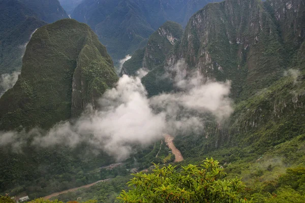 Río Urubamba con niebla matutina cerca de Machu Picchu en Perú — Foto de Stock