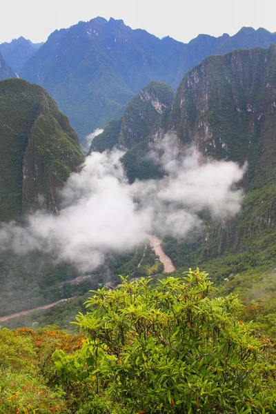 Río Urubamba con niebla matutina cerca de Machu Picchu en Perú — Foto de Stock