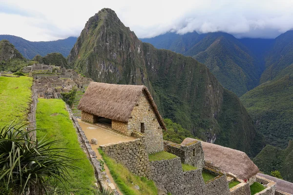 Edificio de piedra en la ciudadela de Machu Picchu en Perú — Foto de Stock
