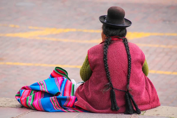 Mulher local sentada na Plaza de Armas em Cusco, Peru — Fotografia de Stock