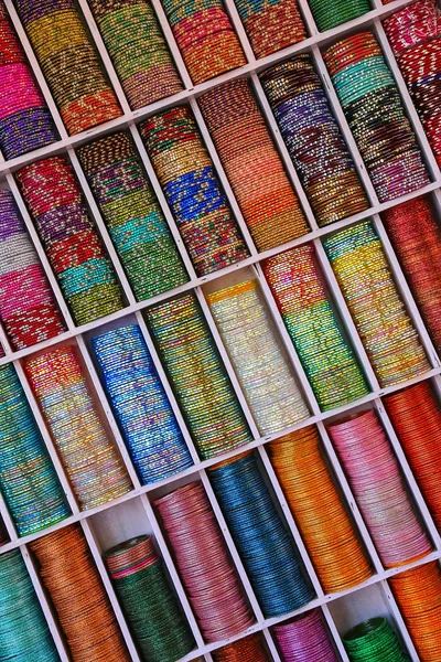 Ekran renkli bangels piyasada Jaipur, Hindistan. — Stok fotoğraf