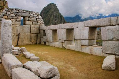 Peru'daki Machu Picchu'da Üç Pencere Tapınağı
