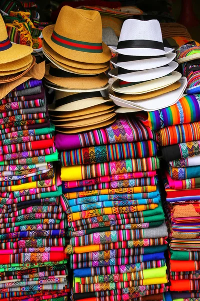 Exposición de souvenirs tradicionales en el mercado de Lima, Perú — Foto de Stock