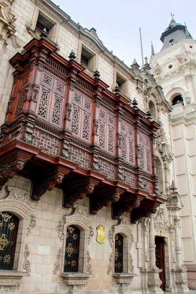 Палац архієпископа на площі Пласа-Майор у Лімі, Перу. — стокове фото