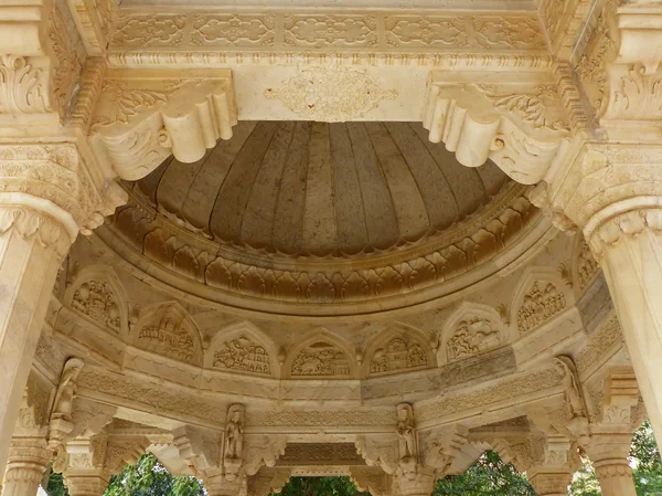 Detail van de gebeeldhouwde koepel op Royal cenotaphs in Jaipur, Rajastha — Stockfoto