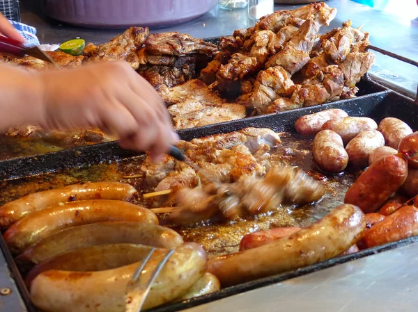 Mięso jest gotowane na Asado w Mercado 4 w Asuncion, Paragua — Zdjęcie stockowe