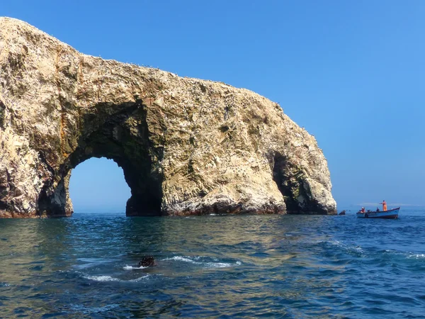 Formaciones rocosas en las Islas Ballestas Reserva en Perú —  Fotos de Stock