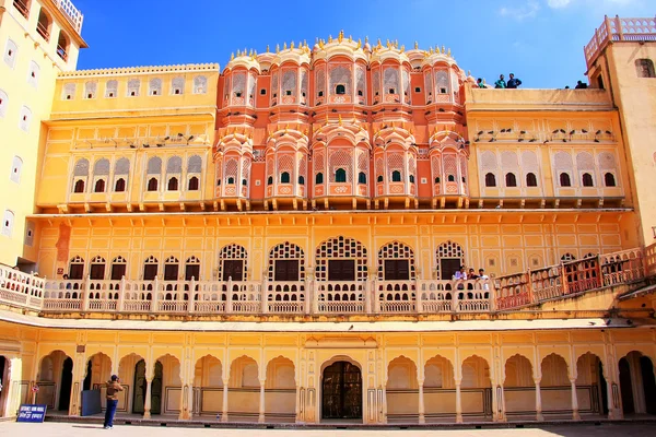 Jaipur, Indien-27 februari: oidentifierade människor besöker Hawa Maha — Stockfoto