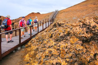 Galapagos, Ekvador - 20 Nisan: Kimliği belirsiz insanlar görüntülemek için yürüyüş