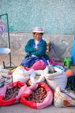 Chivay, Peru-15 Ocak: Kimliği belirsiz kadın th patates satıyor