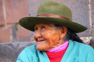 Cusco, Peru - 20 Ocak: Kimliği belirsiz kadın (portre) oturur 