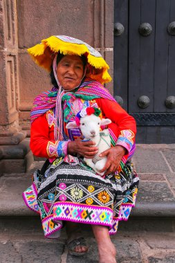 Cusco, Peru - 20 Ocak: Geleneksel dres kimliği belirsiz kadın