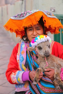 Cusco, Peru - 20 Ocak: Geleneksel dres kimliği belirsiz kadın