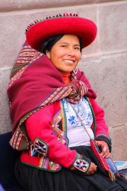 Cusco, Peru - 20 Ocak: Geleneksel dres kimliği belirsiz kadın