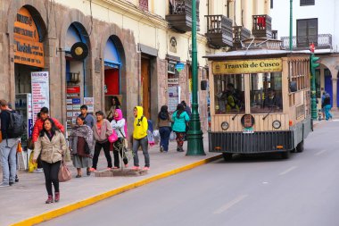 Cusco, Peru - 20 Ocak: 2 Ocak'ta sokakta kamu tramvay