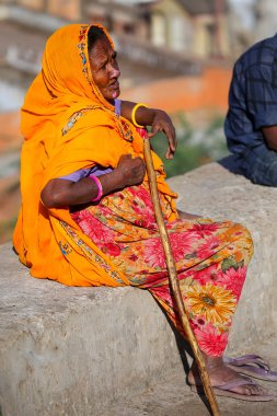 Jaipur, Hindistan - 14 Kasım: Kimliği belirsiz kadın bir taşın üzerinde oturuyor 