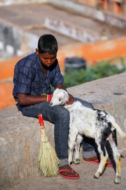 Jaipur, Hindistan - 14 Kasım: Tanımlanamayan çocuk bir taş wa oturur