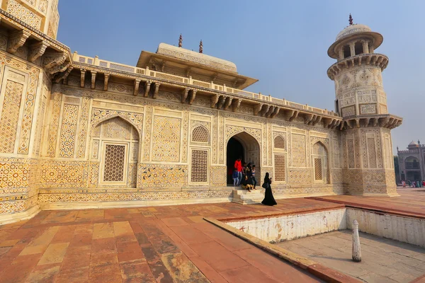 AGRA, INDIA - NOVEMBER 6: Unidentified people walk out of Itimad — Stock Photo, Image