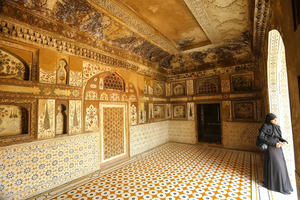 AGRA, INDIA - NOVEMBER 6: Interior of Itimad-ud-Daulah Mausoleum — Stock Photo, Image