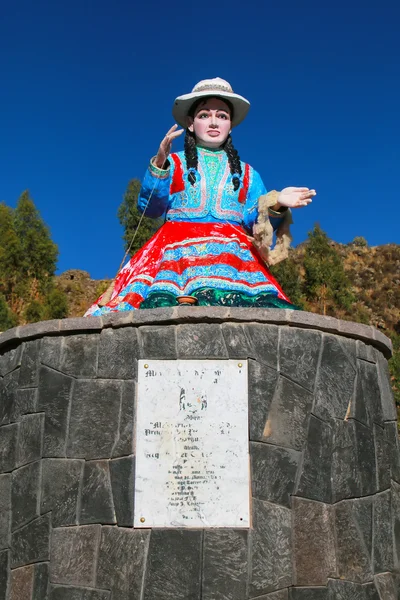 CHIVAY, PERÚ-ENERO 15: Estatua de una mujer local hilando lana o —  Fotos de Stock