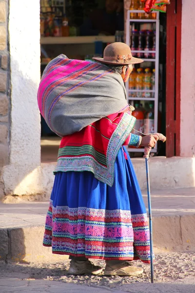 CHIVAY, PERÚ-ENERO 15: Una mujer no identificada camina por la calle —  Fotos de Stock