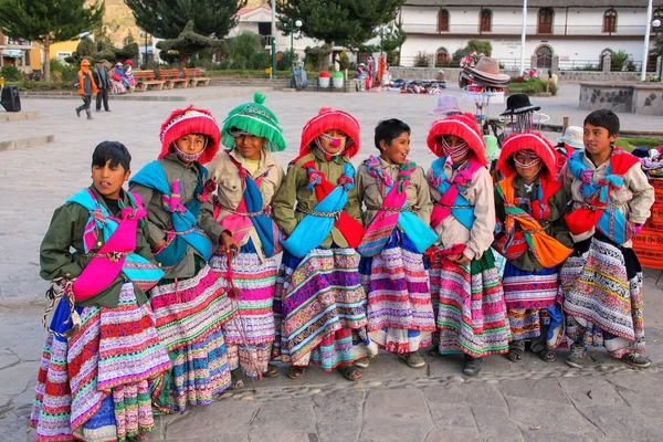 YANQUE, PERÚ-ENERO 16: Niños no identificados en traje tradicional — Foto de Stock