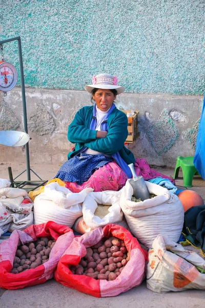 Chivay, Peru-Styczeń 15: niezidentyfikowana kobieta sprzedaje ziemniaki w th — Zdjęcie stockowe