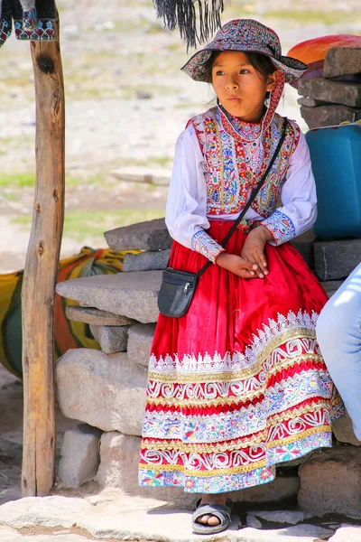 MACA, PERÚ-ENERO 16: Chica no identificada en vestido tradicional si — Foto de Stock