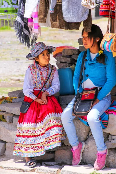 Maca, Peru-16 januari: niet-geïdentificeerde meisjes zitten op de markt op J — Stockfoto