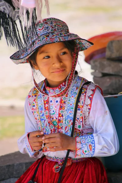 MACA, PERÚ-ENERO 16: Chica no identificada en vestido tradicional si — Foto de Stock