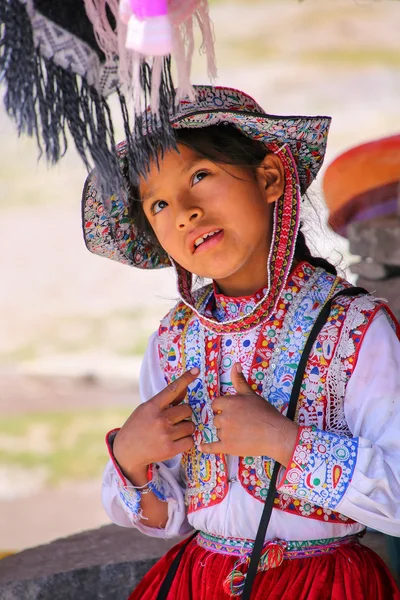 MACA, PERU-JANEIRO 16: Menina não identificada em vestido tradicional si — Fotografia de Stock