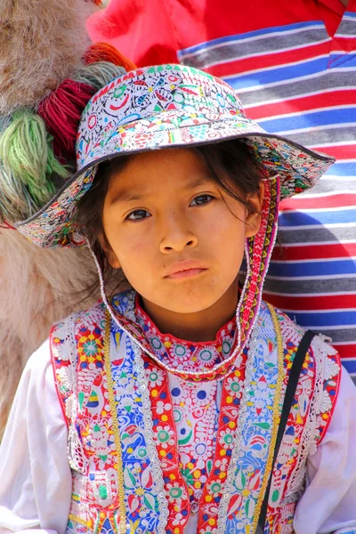 MACA, PERU-JANEIRO 16: Menina não identificada em vestido tradicional st — Fotografia de Stock