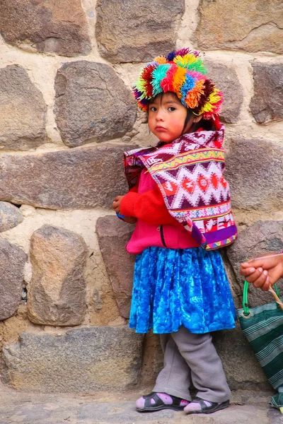 Ollantaytambo, Peru-17 januari: de onbekende meid staat in de buurt van — Stockfoto