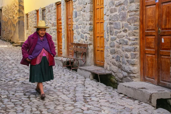 Ollantaytambo, Peru-18 januari: ongeïdentificeerde vrouw wandelen in — Stockfoto