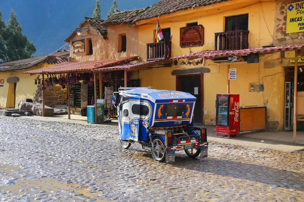 Ollantaytambo, Peru-január 18: auto riksa az utcán — Stock Fotó