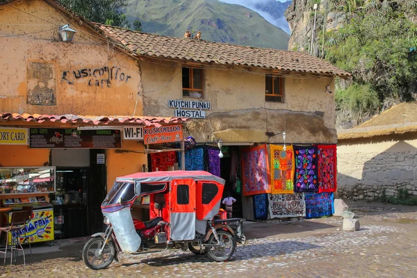 OLLANTAYTAMBO, PERÚ - 18 DE ENERO: Auto rickshaw en la calle en — Foto de Stock