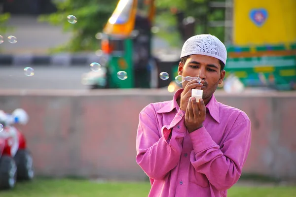 Jaipur, India-november 13: ismeretlen ember teszi szappanbuborékok — Stock Fotó