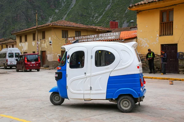 Ollantaytambo, Peru-18 januari: auto rickshaw på gatan — Stockfoto