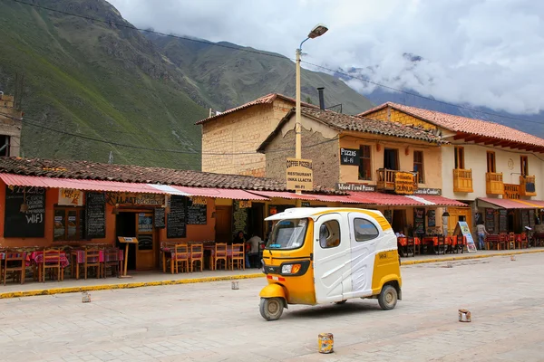 OLLANTAYTAMBO, PERÚ - 18 DE ENERO: Auto rickshaw en la calle en — Foto de Stock