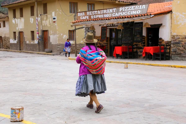 OLLANTAYTAMBO, PERU - JANEIRO 18: Mulher não identificada entrando — Fotografia de Stock