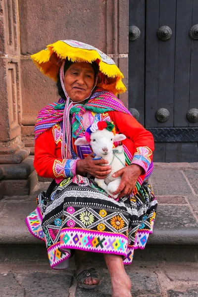 CUSCO, PERÚ - 20 DE ENERO: Mujer no identificada en el dres tradicional — Foto de Stock