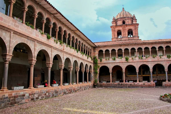 CUSCO, PERU - 20 GENNAIO: Cortile del Convento di Santo Domingo — Foto Stock