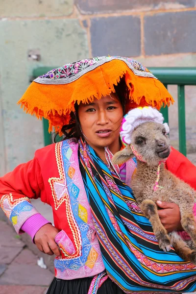 쿠스코, 페루-1 월 20 일: 전통적인 드레스에 정체 불명된의 여자 — 스톡 사진