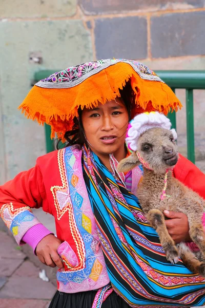 CUSCO, PERU - JANEIRO 20: Mulher não identificada em danças tradicionais — Fotografia de Stock