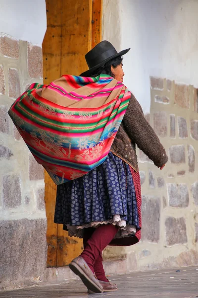 CUSCO, PERÚ - 20 DE ENERO: Camina por la calle una mujer no identificada —  Fotos de Stock