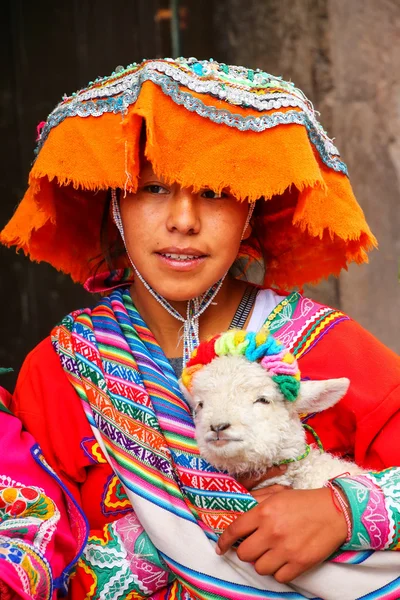 Cusco, Peru-20 januari: ongeïdentificeerde jonge vrouw in volmondig — Stockfoto